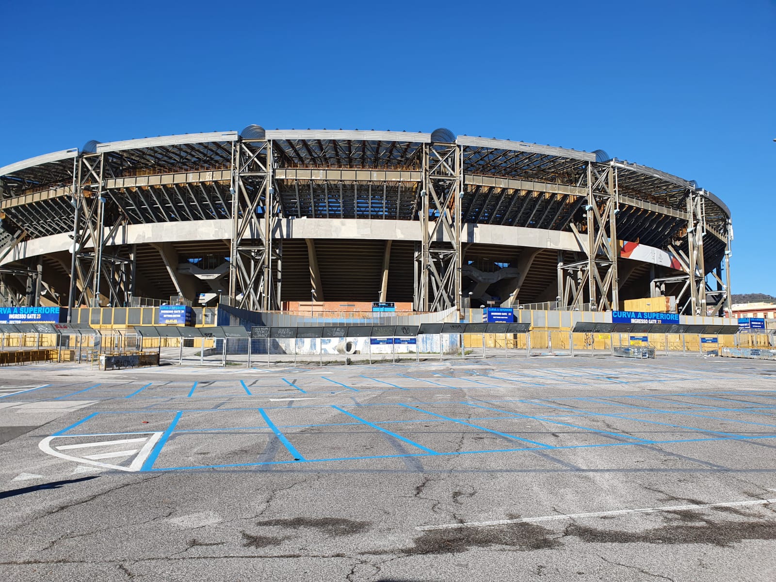 Seen from the outside, the San Paolo Stadium in Naples is not exactly the state of the art in architecture, but still maintains an undeniable charm despite its 64 years of age (Photo: https://gianlucadimarzio.com)
