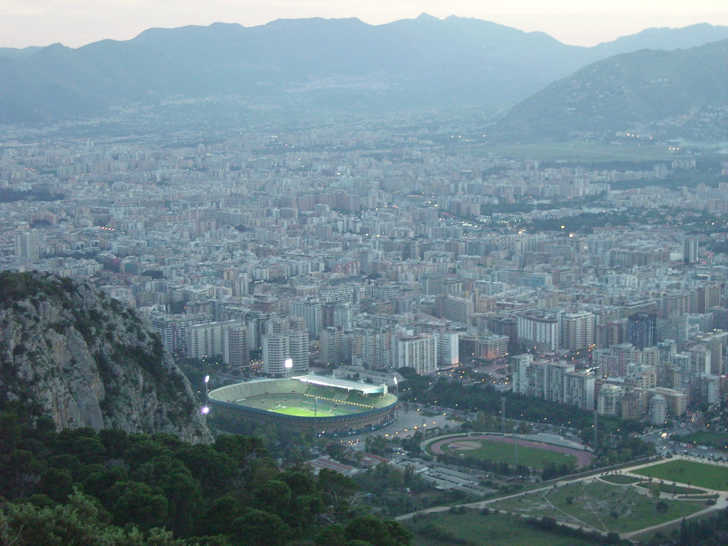 This view of Palermo from the Monte Pellegrino shows the peculiar position of the Renzo Barbera aka La Favorita Stadium with the mountain on its background (Photo: © Riccardo Guidolin - https://www.flickr.com/photos/22225679@N07/2154507551)