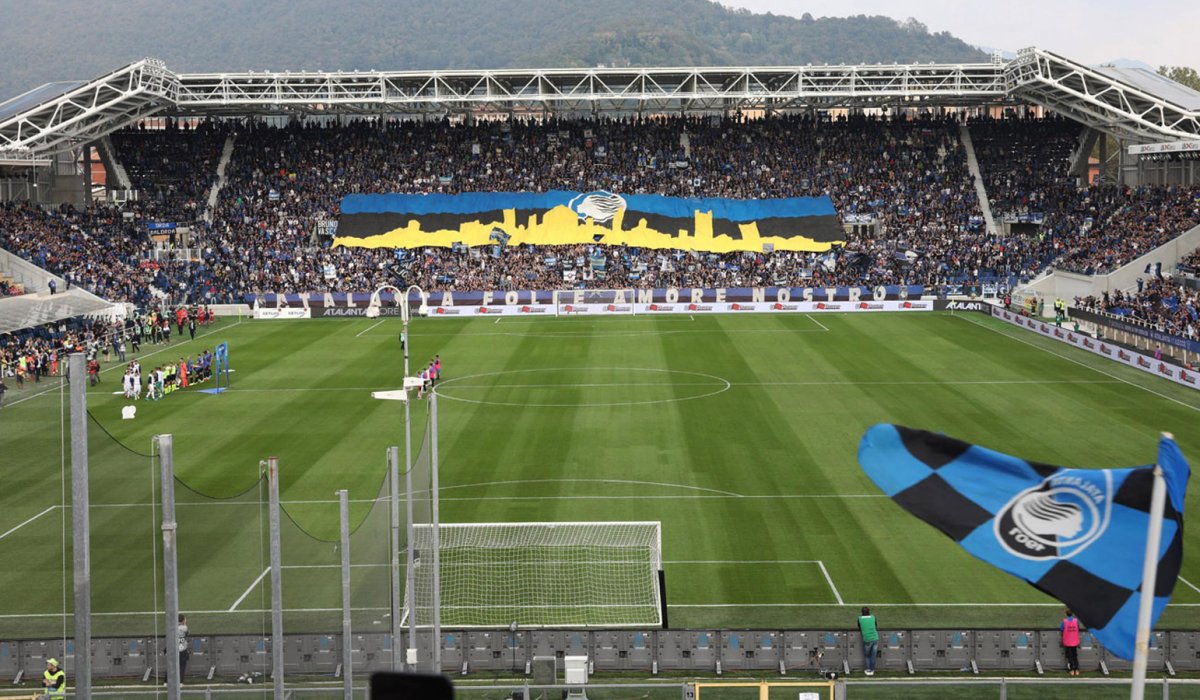 An image of the brand-new Curva Pisani of the Gewiss Stadium packed with black-and-blue Atalanta supporters (Photo: Paolo Magni / ANSA)