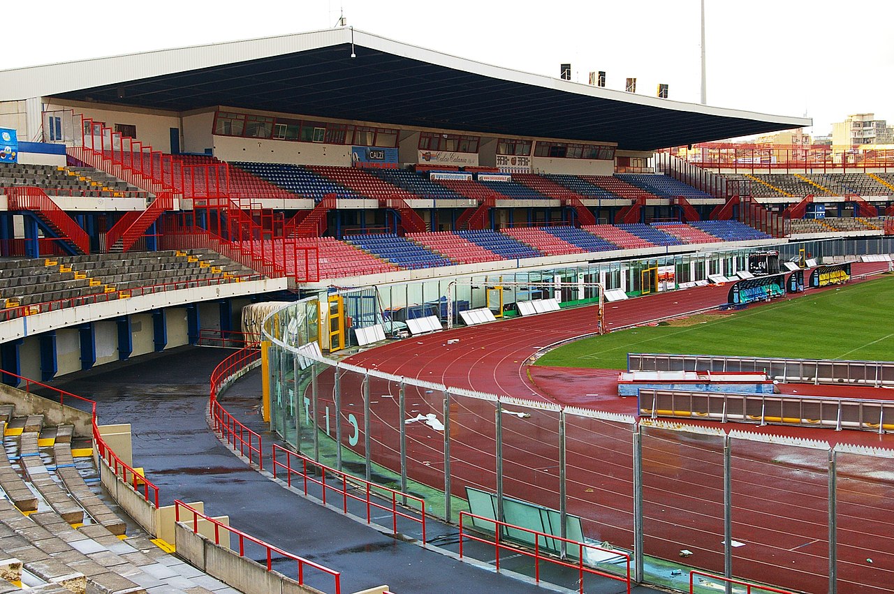 As part of the latest renovations works, the grandstand seats of the Angelo Massimino Stadium were painted in red and blue, the colors of Catania (Photo: Wikipedia via CC BY-SA 3.0)