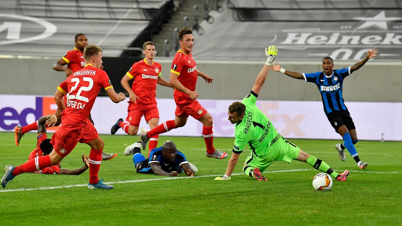 Romelu Lukaku scored the first for Inter against Leverkusen despite falling in the process. A true demonstration of power from the Belgian forward!