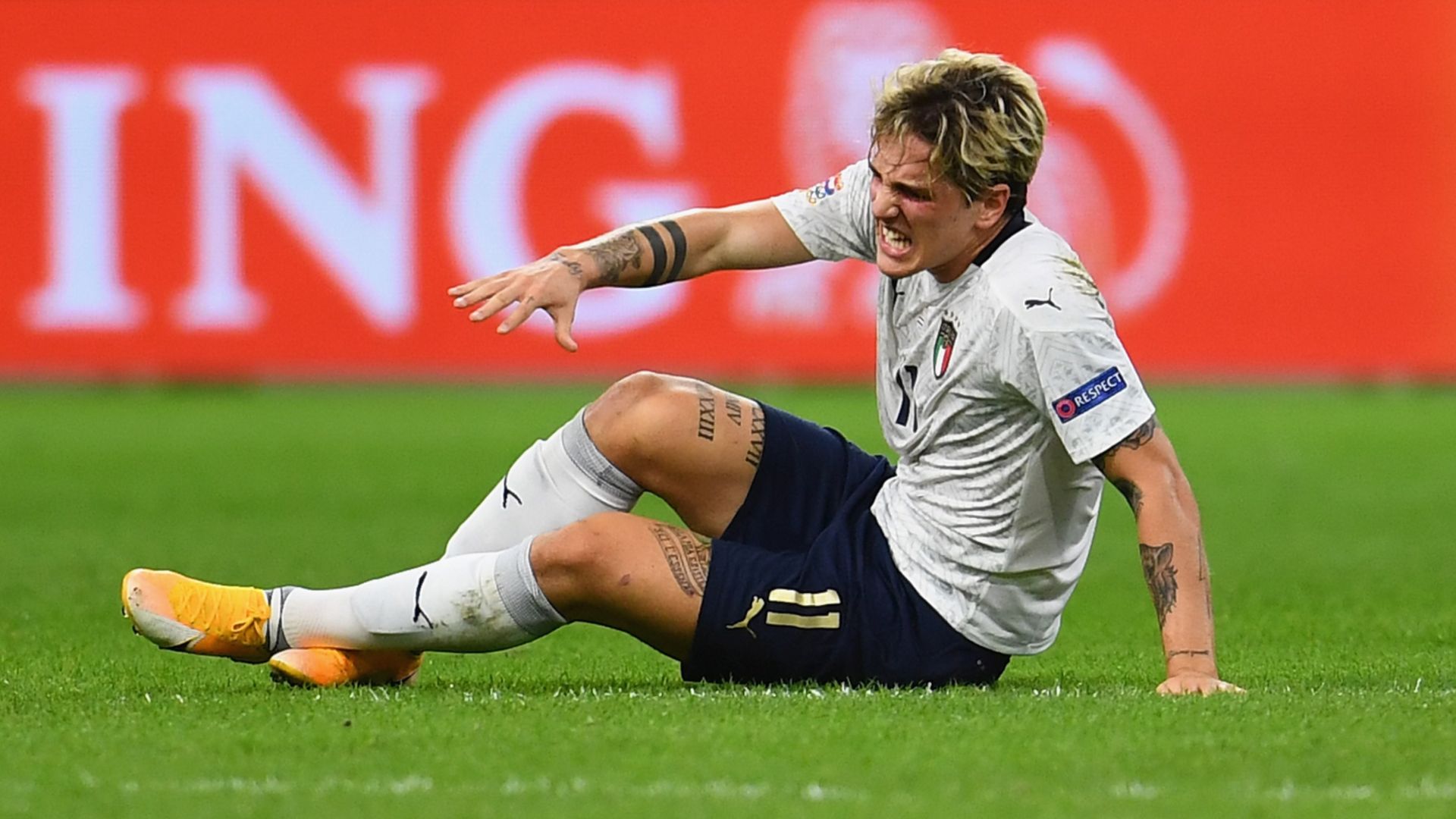 Nicoló Zaniolo in pain after suffering a knee injury in a Netherlands - Italy Nations League game