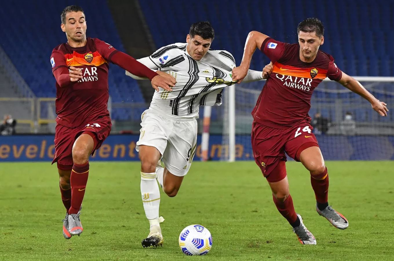Alvaro Morata - here sandwiched between Leonardo Spinazzola and Marash Kumbulla - received the "Roma defense treatment" in the day of his second debut with Juventus