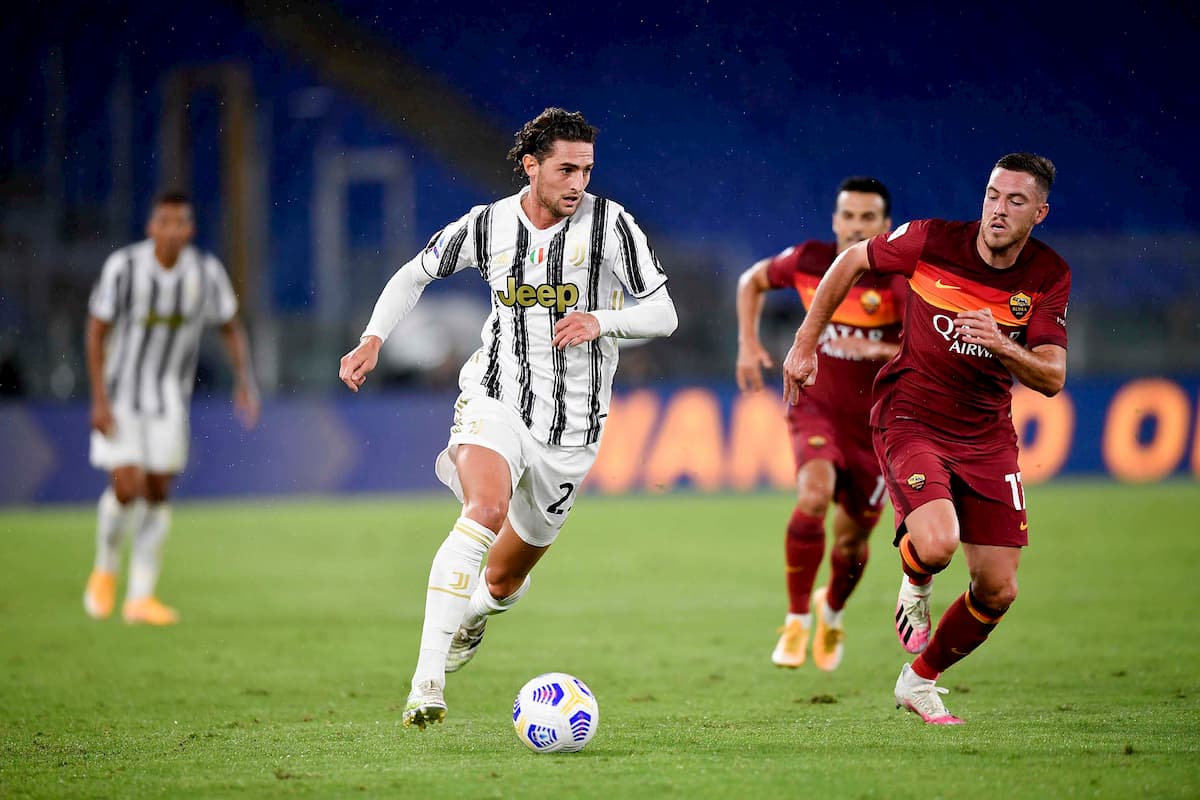 A bad night for Juventus' Adrien Rabiot, here faced by his fellow countryman Jordan Veretout who, on the contrary, was the man of the match among the Roma lines