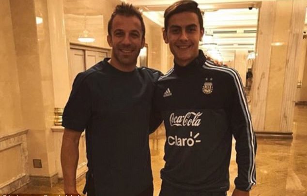 Alessandro Del Piero never misses a chance to share an advice with Paulo Dybala 