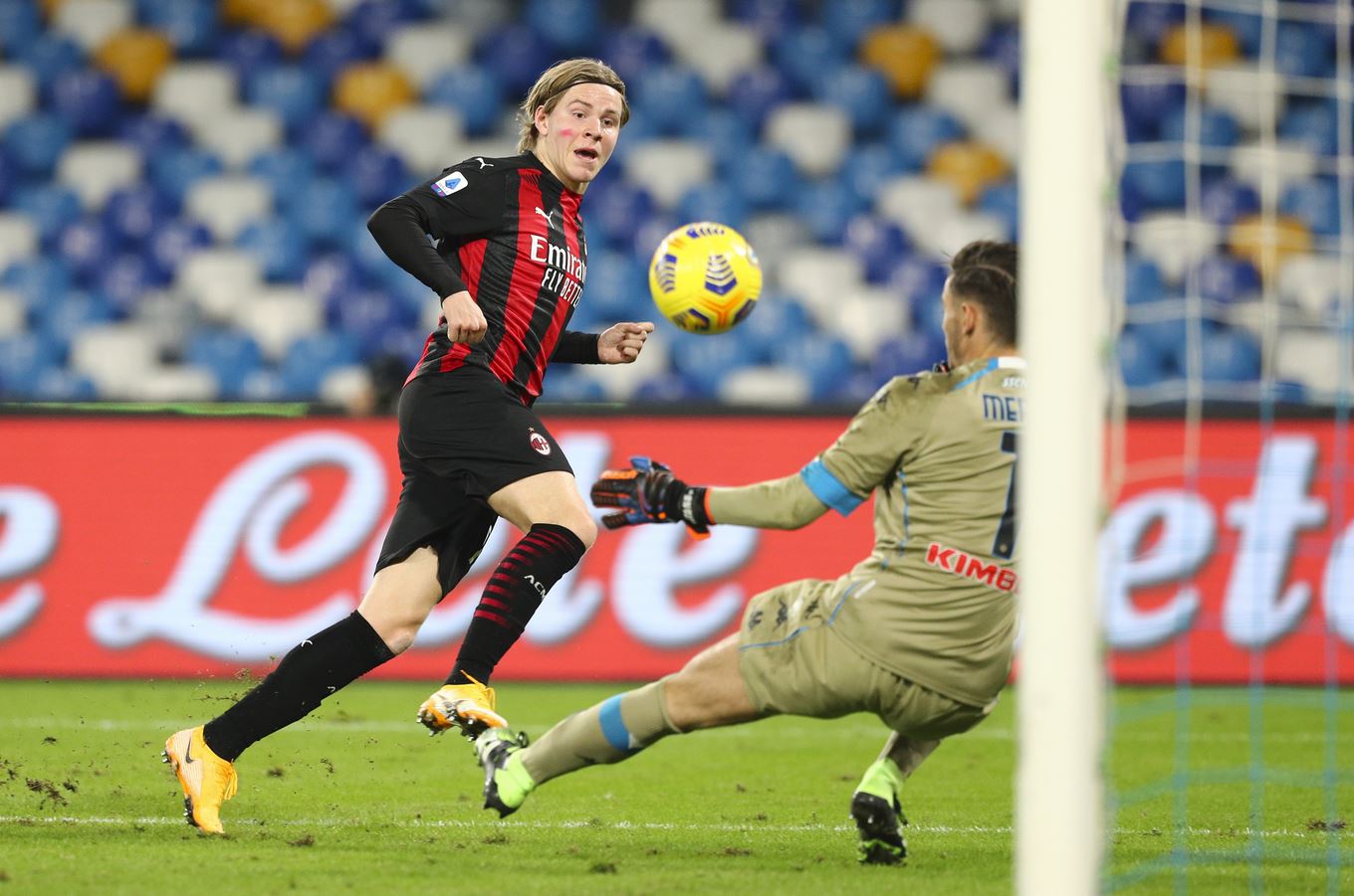 Jens Petter Hauge's first Serie A goal wrapped Sunday night's Milan win over Napoli and preserved the Rossoneri's solitary lead in the table