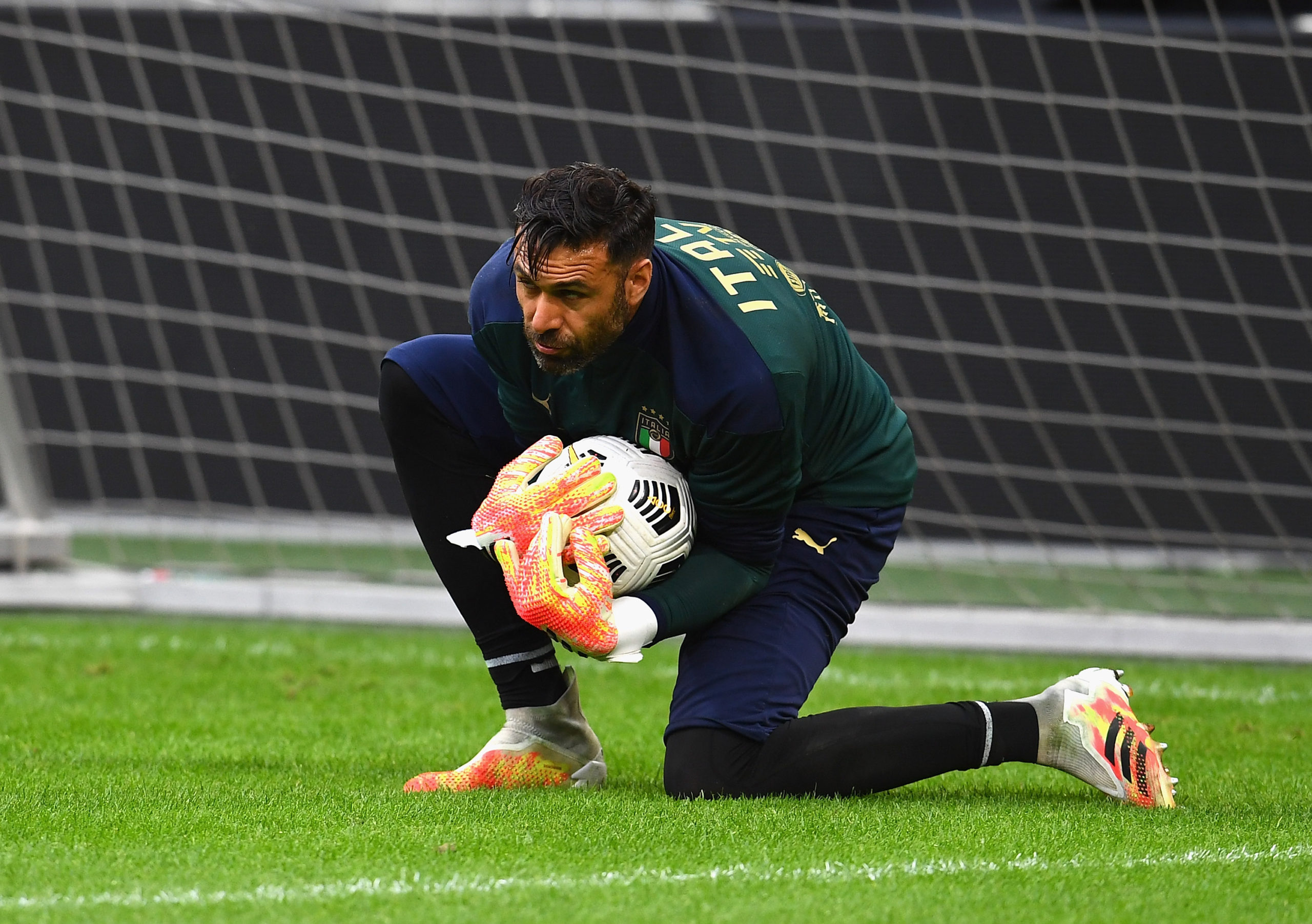While it’s not yet sure who their starting goalkeeper will be, Napoli have found their next back-up in veteran Salvatore Sirigu.