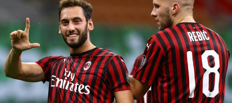 Barcelona Join Race for Outgoing Milan Midfielder Hakan Calhanoglu