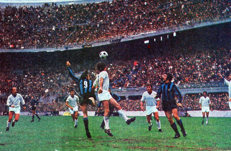 The race for the 1970/71 title is remembered for being influenced by words that Sandro Mazzola exchanged with the referee in a decisive Inter - Napoli game