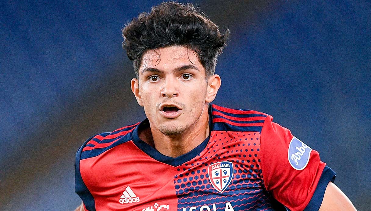 Cagliari wingback Raoul Bellanova has experienced a staggering rise in 2021/22, attracting the sights of top Italian clubs, including Roma and Inter.