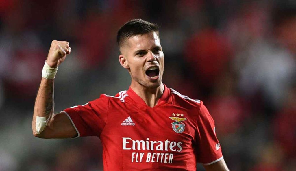 Julian Weigl has started to fare well in the last few months at Benfica and has drawn the attention of Milan and Roma, which need a midfielder.