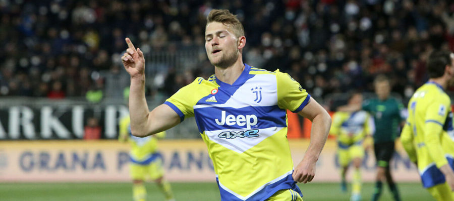 Bayern Munich director Hasan Salihamidzic will pay Juventus a visit to negotiate the acquisition of Matthijs De Ligt early this week.