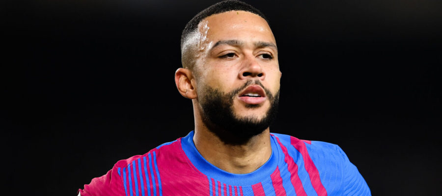 Memphis Depay stayed at Barcelona after a long courtship by Juventus, but his season isn't going well, and his camp proposed him to Roma.