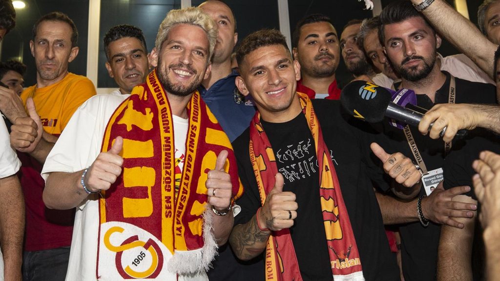 Dries Mertens and Lucas Torreira flew to Turkey together over the weekend and were welcomed like superstars by the Galatasaray faithful.