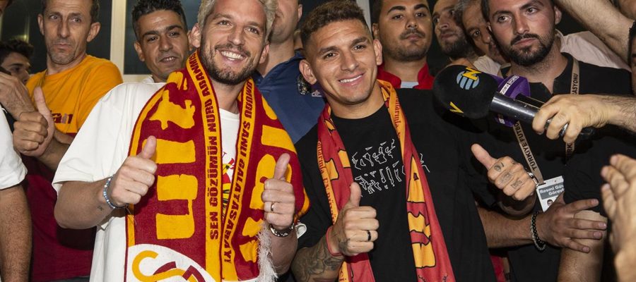 Dries Mertens and Lucas Torreira flew to Turkey together over the weekend and were welcomed like superstars by the Galatasaray faithful.