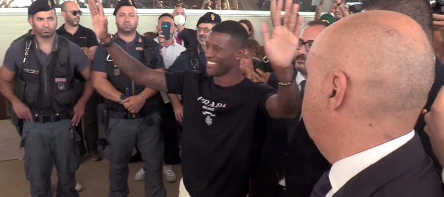 Georginio Wijnaldum arrived in Italy yesterday to complete his transfer to Roma, while Jordan Veretout will soon move to Marseille.
