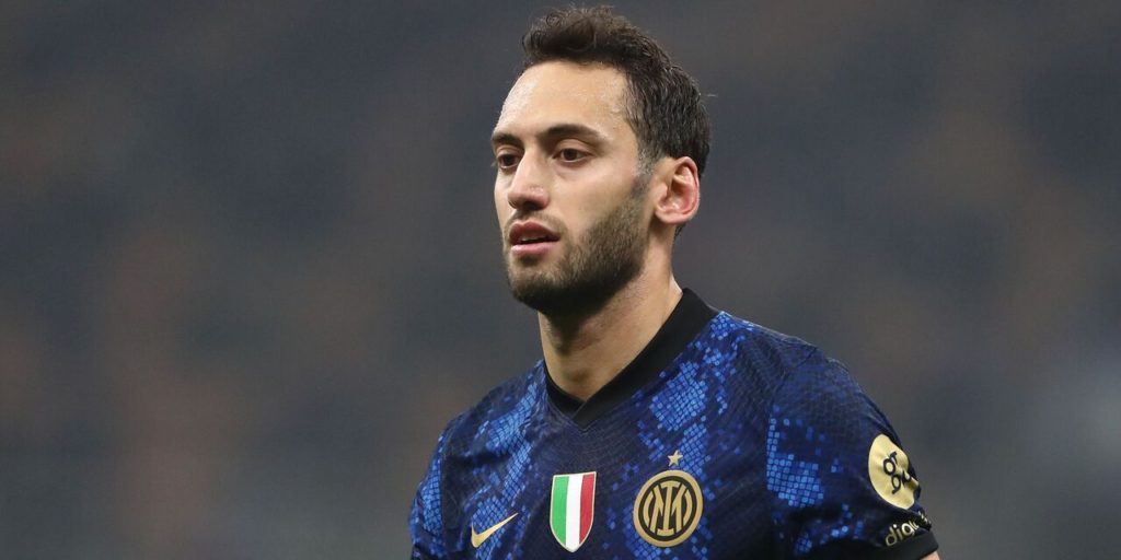 Hakan Calhanoglu suffered a thigh injury in practice, which will sideline him at least for Sunday’s clash against Udinese, like Romelu Lukaku.