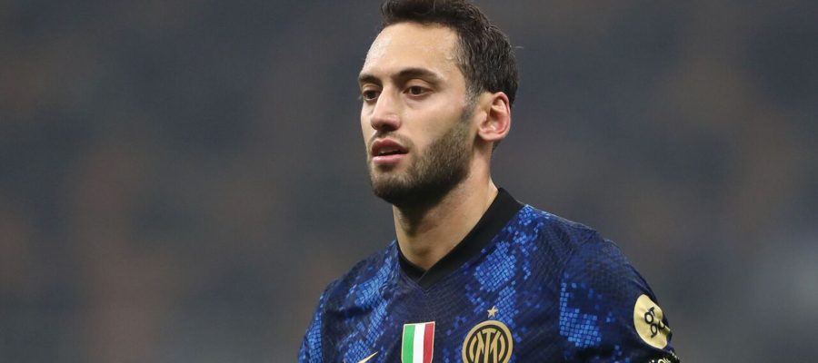 Hakan Calhanoglu suffered a thigh injury in practice, which will sideline him at least for Sunday’s clash against Udinese, like Romelu Lukaku.