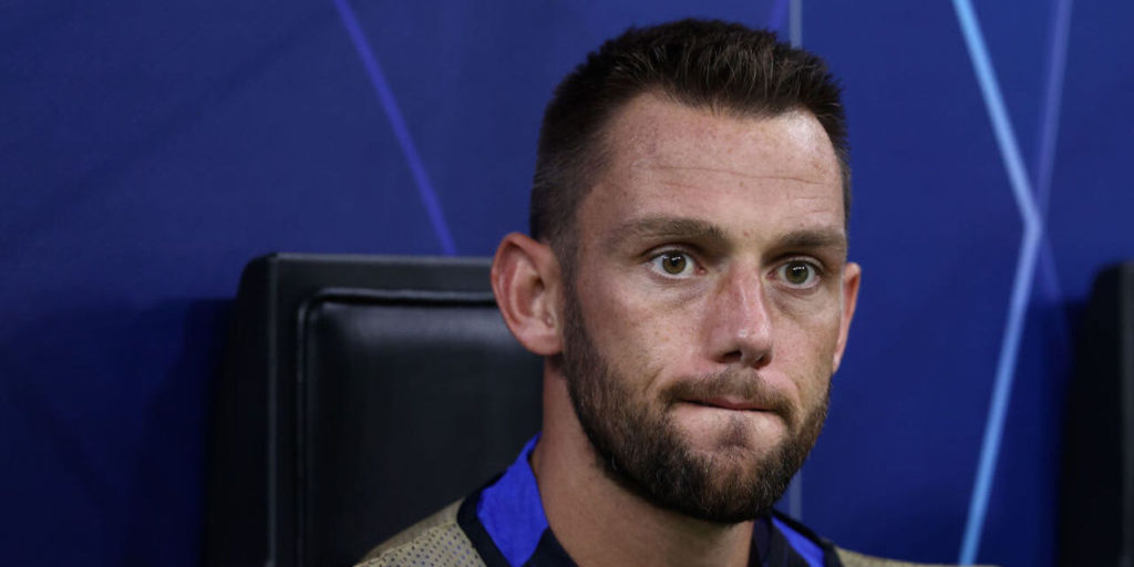 After concluding the past season on a low note, Stefan De Vrij has continued struggling in the current one, and he hasn’t been alone in the Inter defense.