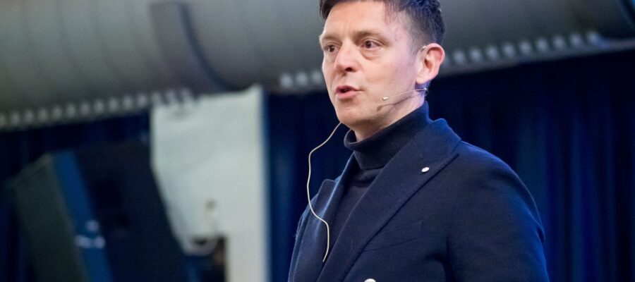 Maurizio Sarri stated after the loss against Napoli that the referees were either incompetent or had it out against Lazio.