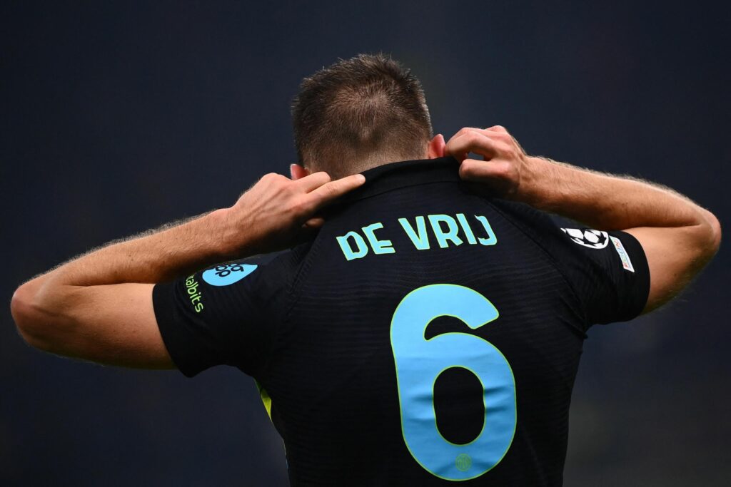 After restarting the negotiation with Milan Skriniar, Inter are ready to do the same with Stefan De Vrij. He’s on an expiring contract as well.
