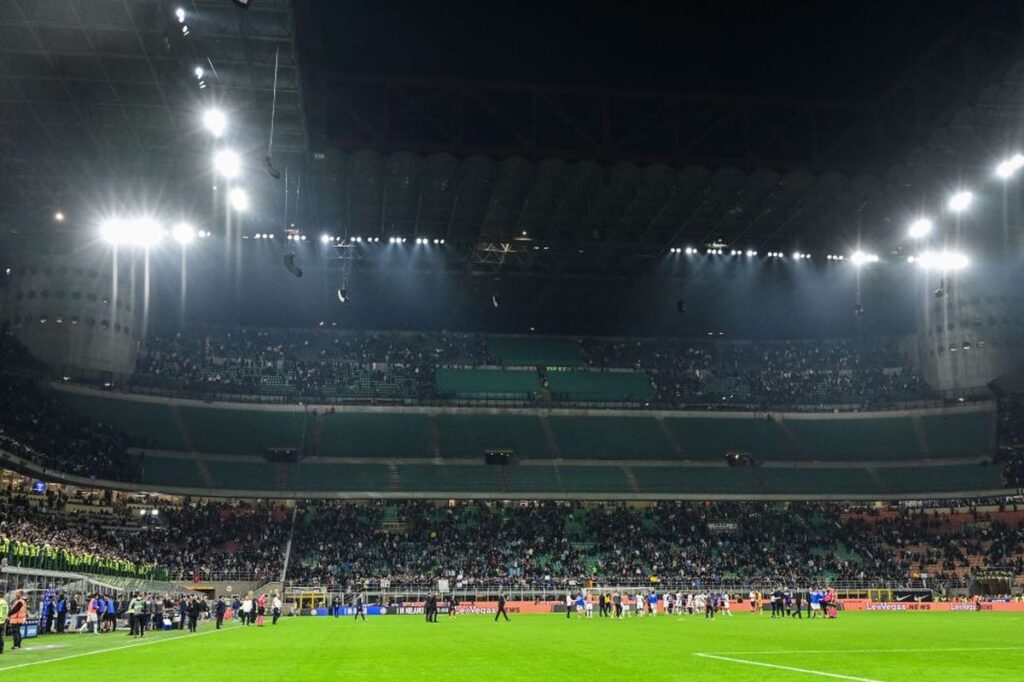 Vittorio Boiocchi, one of the leaders of the Curva Nord of Inter, was killed in an ambush Saturday. The news spread during the match versus Sampdoria.