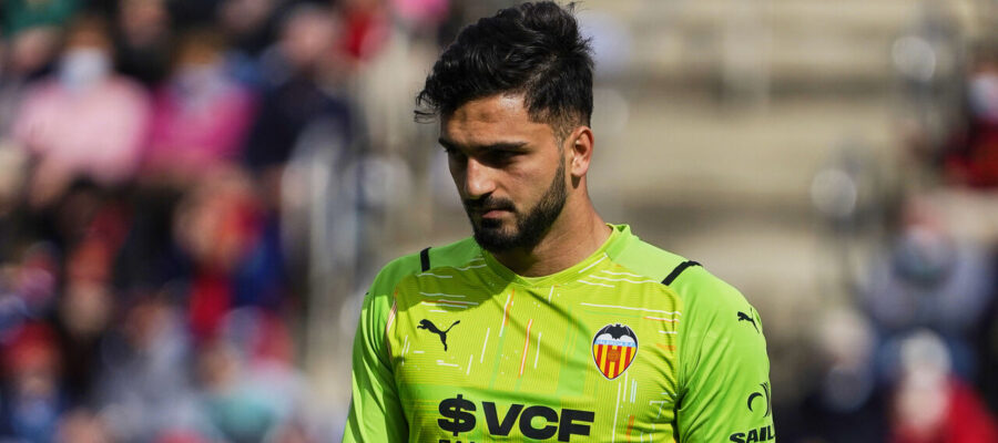 One of the Juventus scouts was recently spotted in Sevilla to attend the game versus Valencia, and his main focus was goalie Giorgi Mamardashvili.