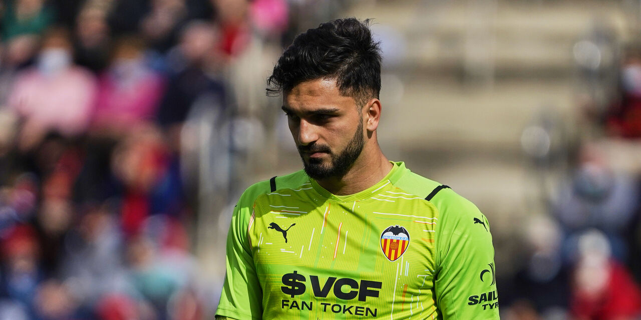 One of the Juventus scouts was recently spotted in Sevilla to attend the game versus Valencia, and his main focus was goalie Giorgi Mamardashvili.
