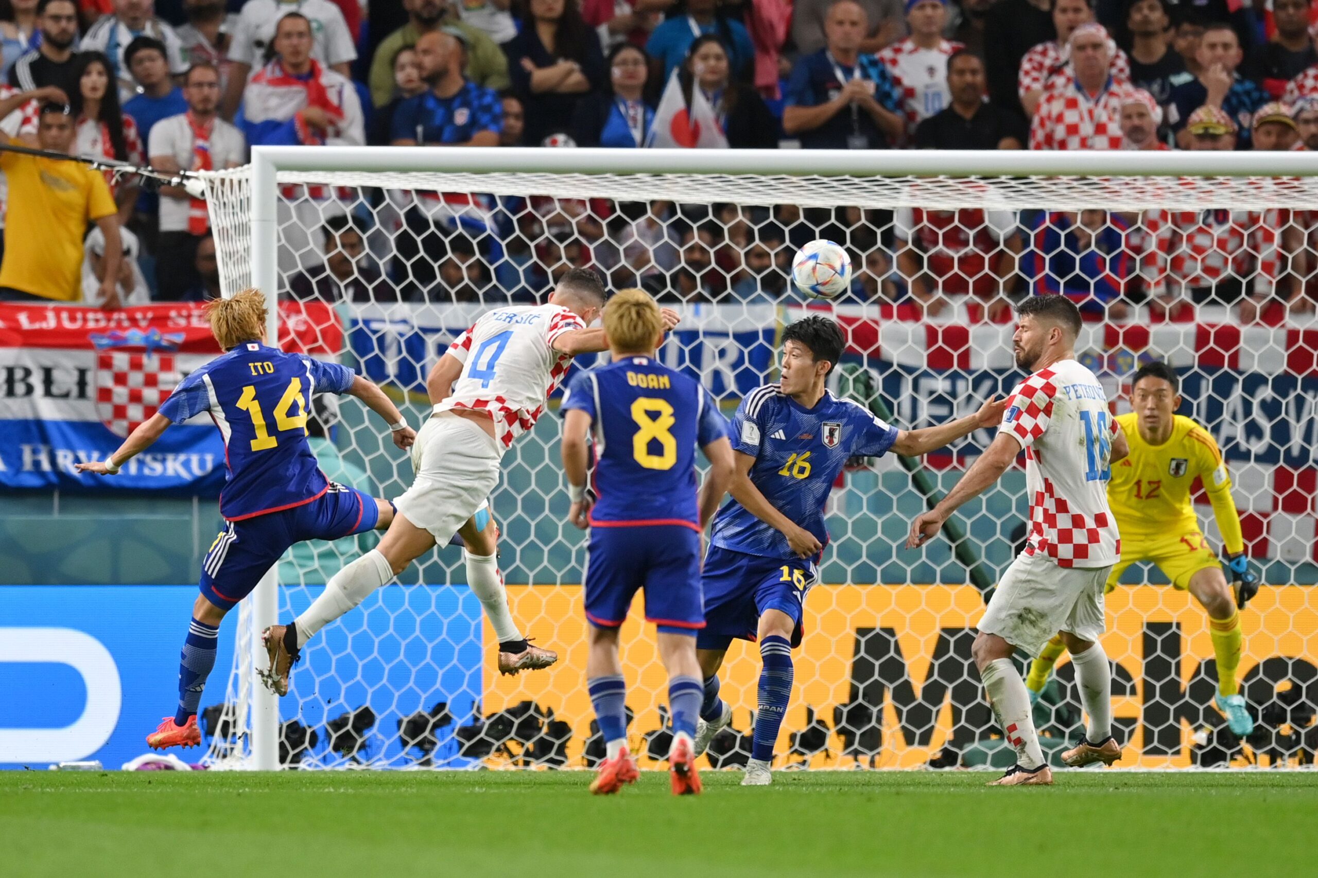 The first shootout of this World Cup edition promoted Croatia, who overcame Japan thanks to their goalkeeper Dominik Livakovic's saves