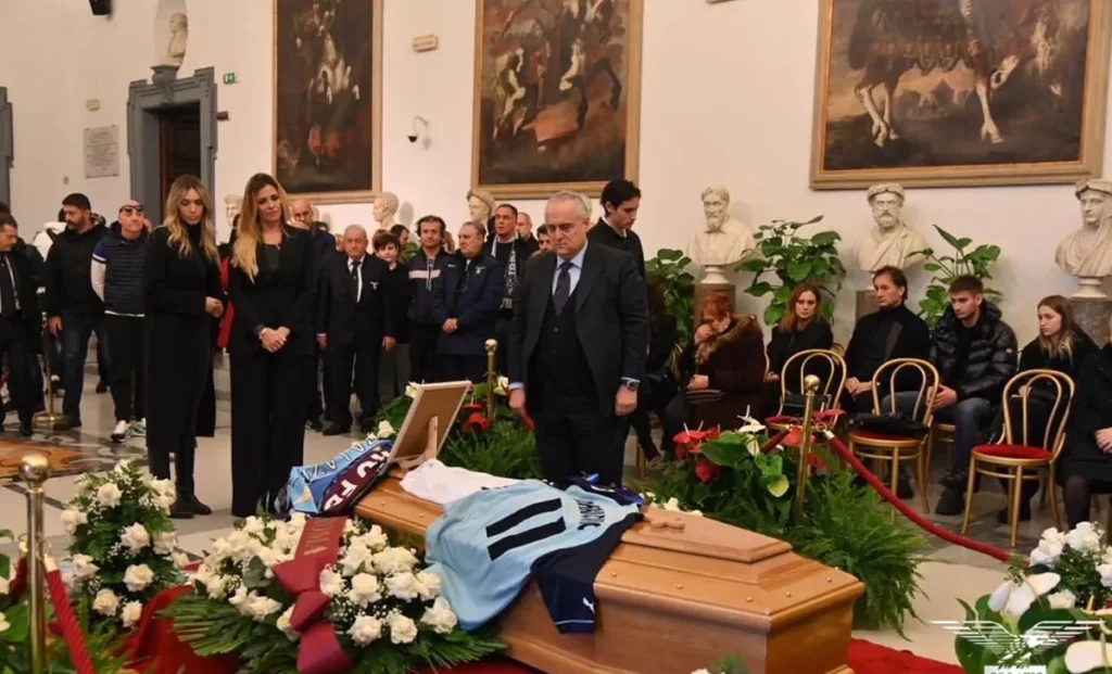 The football world will bid farewell to Sinisa Mihajlovic today. Claudio Lotito and several personalities and fans visited the chapel of rest.