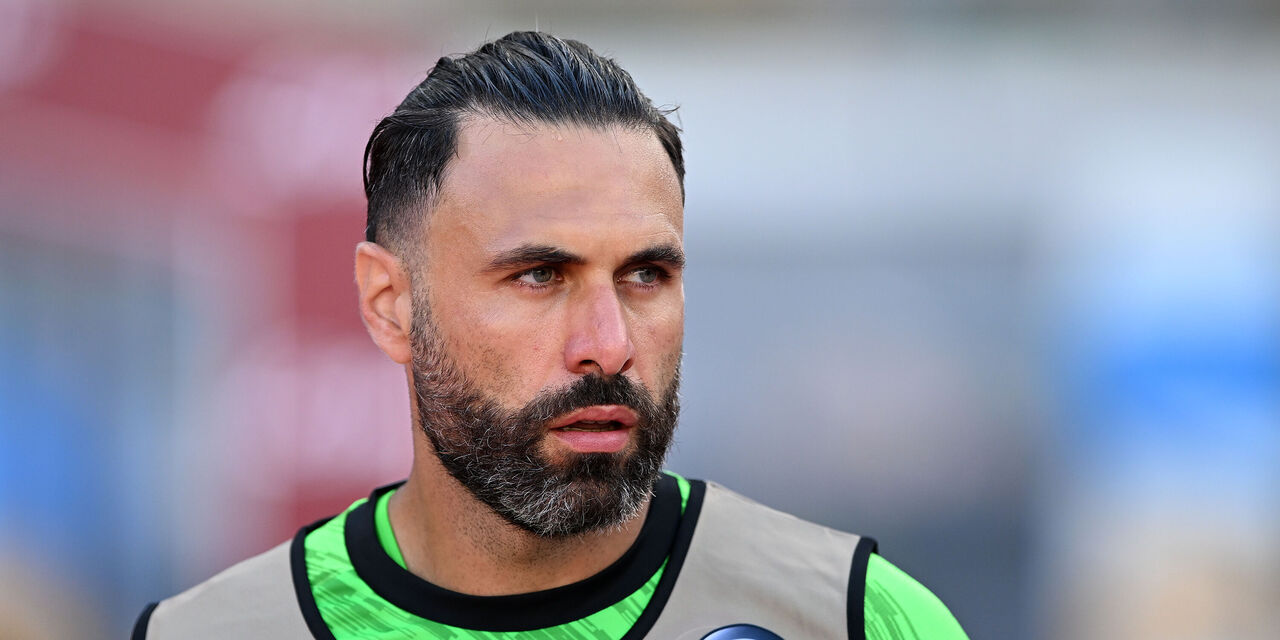 Napoli could have a different backup goalkeeper in the second half of the season. Salvatore Sirigu has asked out and received a pair of offers.