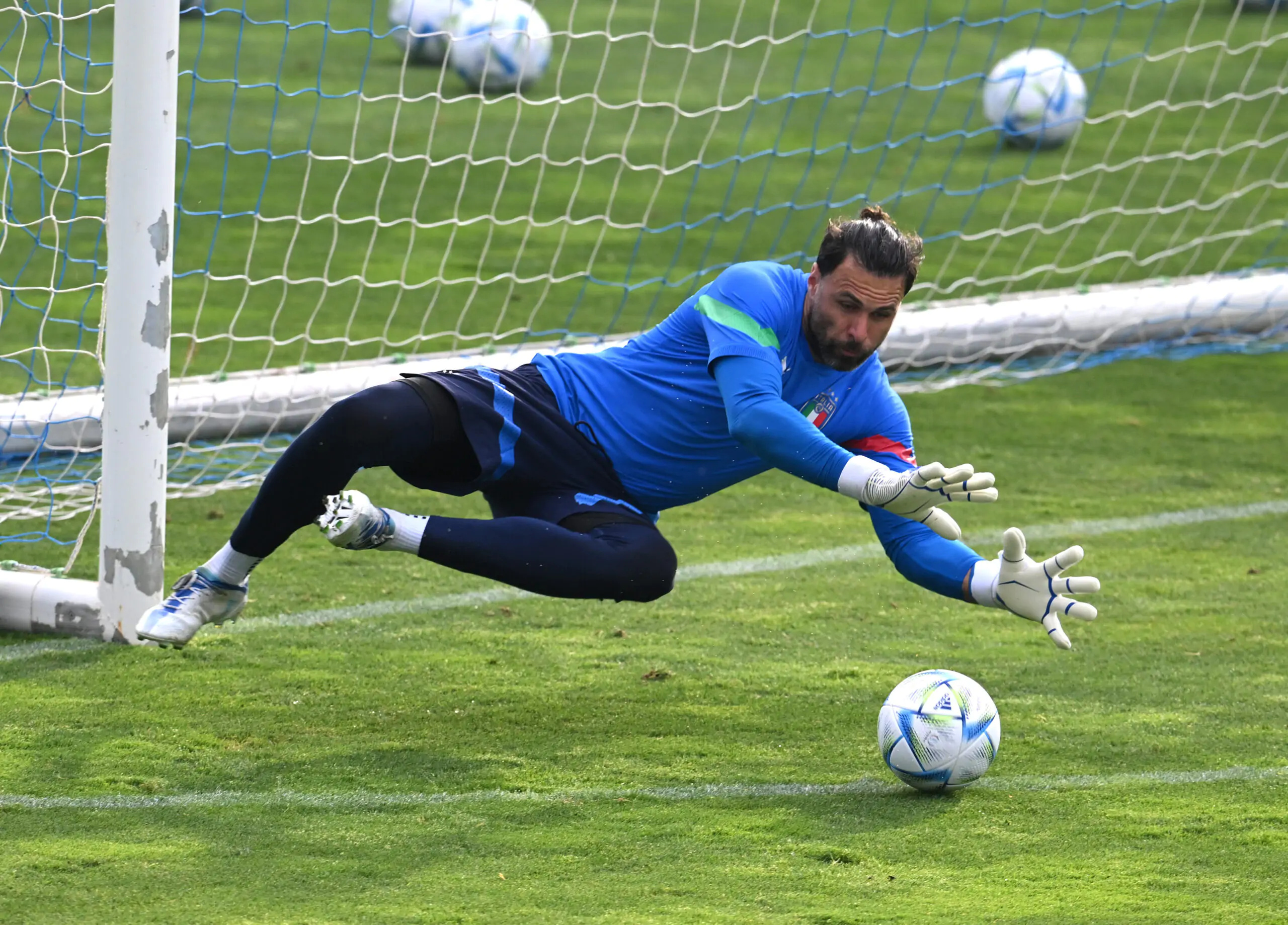 Fiorentina and Napoli completed the swap of backup goalies, with Salvatore Sirigu joining the Viola and the Partenopei adding Pierluigi Gollini.