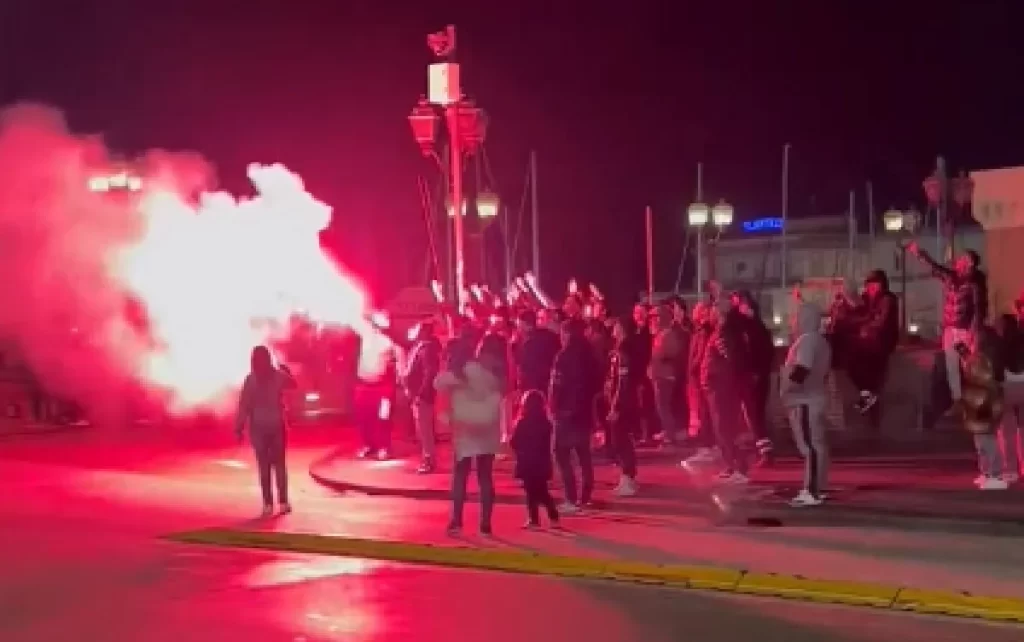 Fresh off a truce with De Laurentiis, the Napoli fans started playing the Milan match early. Two hundred of them spent the night outside the opposing hotel.