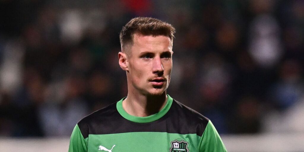 Lazio intend to bring in a young center-forward that could alternate with Ciro Immobile, and Andrea Pinamonti has emerged as a possible candidate.