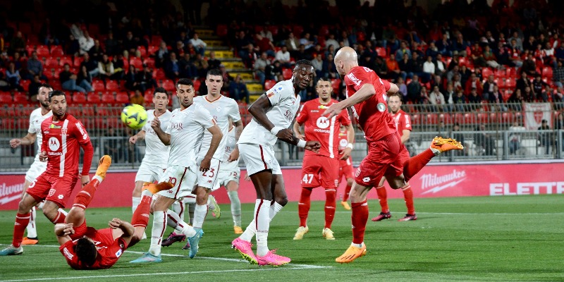 Roma saw their Champions League hopes for next season take another hit as they dropped points away to Monza in a 1-1 draw in Serie A Wednesday night. 