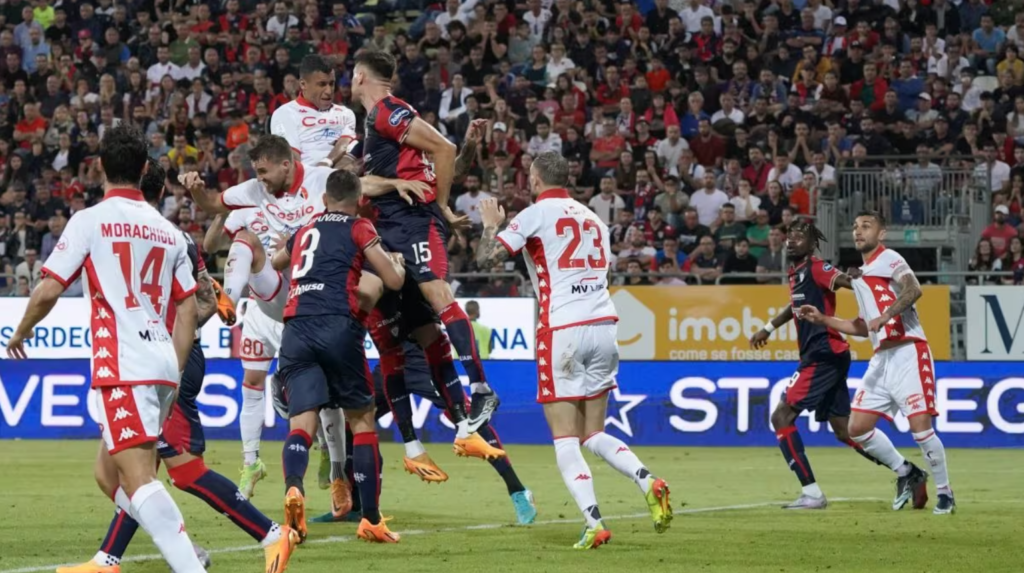 O Bari arrancou o empate em Cagliari aos 51 do 2° tempo e decidirá o acesso  à Serie A no San Nicola