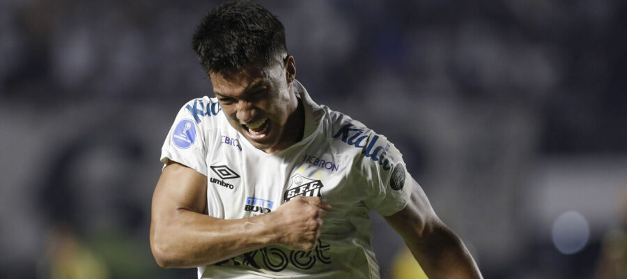 Lazio have gotten off to a slow start on the transfer market but have stepped up their efforts to acquire Marcos Leonardo from Santos.