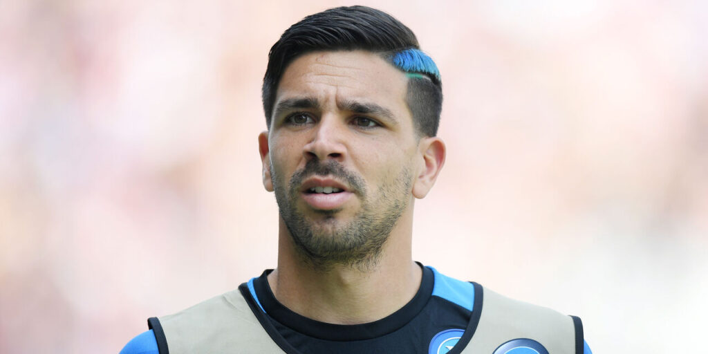 Napoli bought out Giovanni Simeone from Hellas Verona Thursday, but he’s not a lock to stay put, as Lazio continue to be keen.