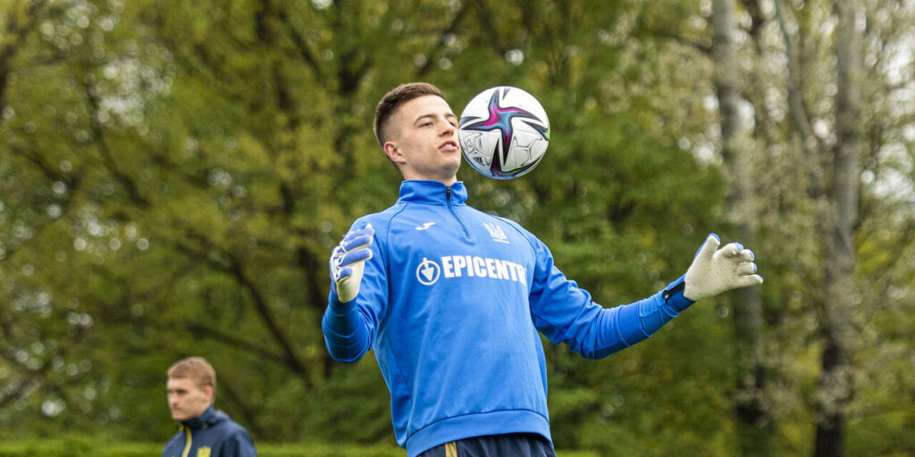 Inter are making preparations in the event Manchester United table a sizeable offer for André Onana and are pursuing Shakhtar Donetsk’s Anatoliy Trubin.