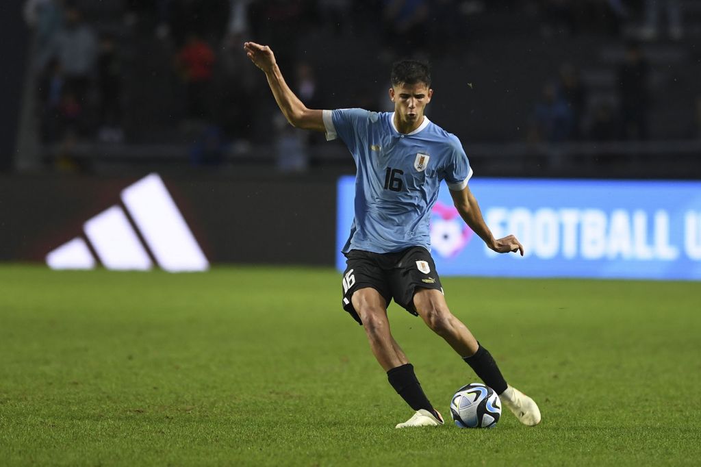 Milan have scheduled a meeting with the agents of Facundo Gonzalez to explore the terms of his acquisition. The Rossoneri are likely to lose a defender.