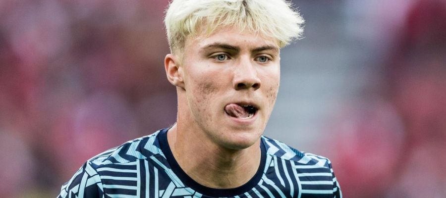 Manchester United aren’t running unopposed for Rasmus Hojlund, as PSG are also after the budding star. The opening bid of the French champions is lower.