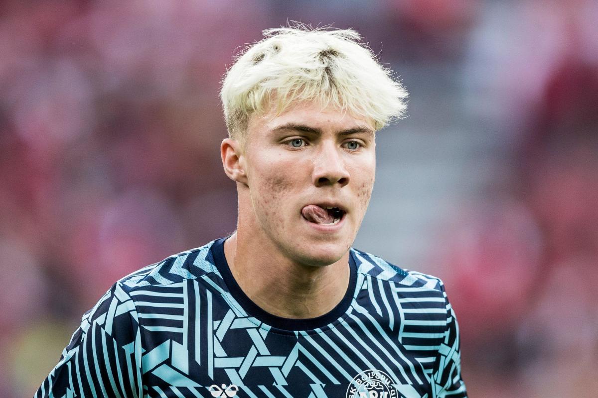 Manchester United aren’t running unopposed for Rasmus Hojlund, as PSG are also after the budding star. The opening bid of the French champions is lower.