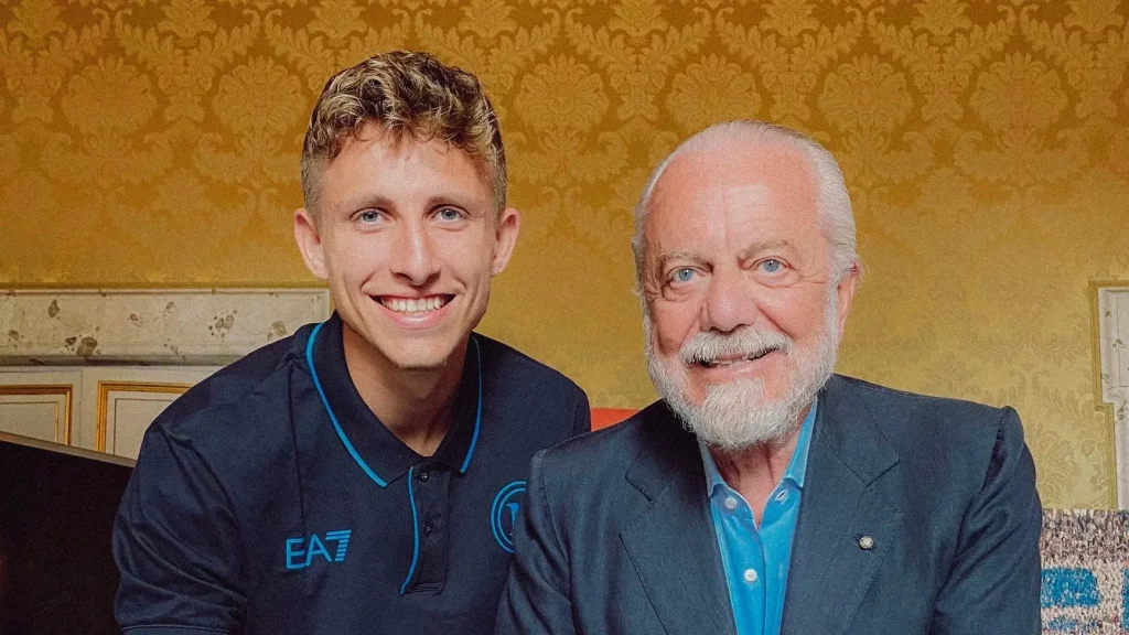 Jesper Lindstrom completed his Napoli move Tuesday, while Hirving Lozano will formally finalize his return to PSV either Wednesday or Thursday.