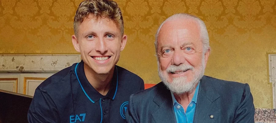 Jesper Lindstrom completed his Napoli move Tuesday, while Hirving Lozano will formally finalize his return to PSV either Wednesday or Thursday.