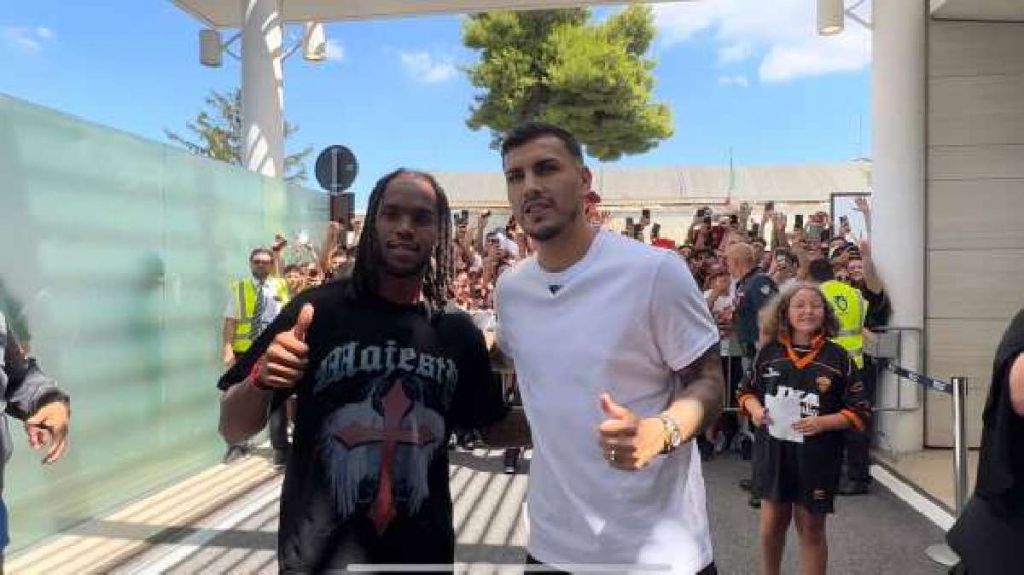 Renato Sanches and Leandro Paredes have completed their moves to Roma. The Portuguese midfielder arrives in the Italian capital with a one-year delay.