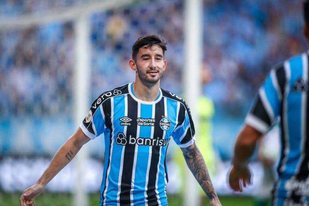 Fiorentina have not stunted their efforts by shortlisting just one player to boost their defense, as Gremio midfielder Villasanti is also on their radar.