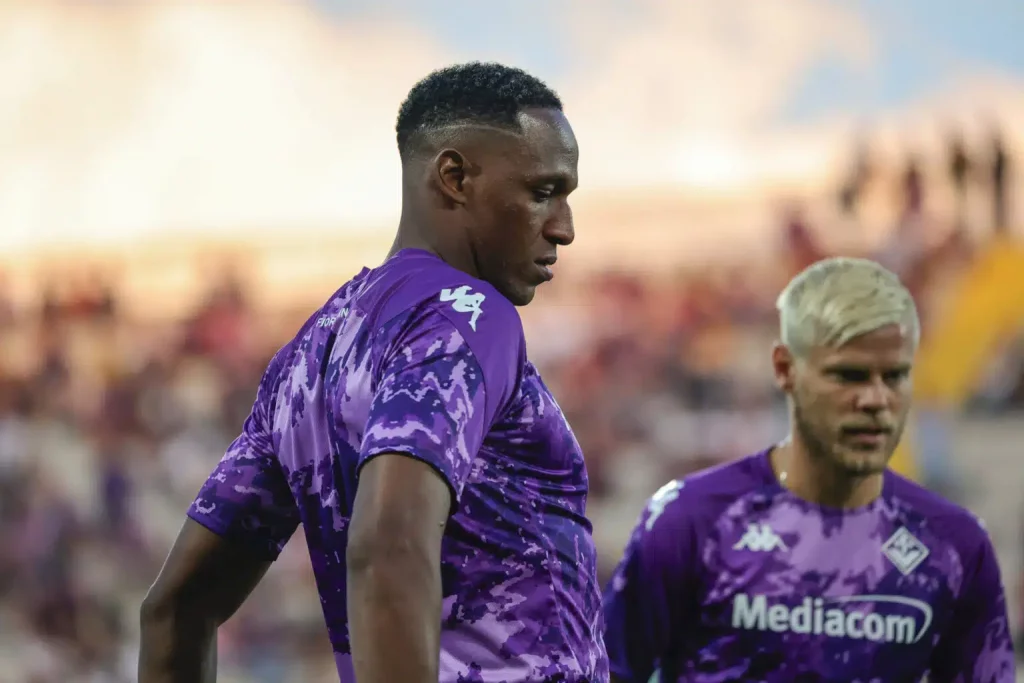 Yerry Mina suffered a muscular injury in a recent match against Chile and risks missing a lot of time. The defender joined Fiorentina on a free move.