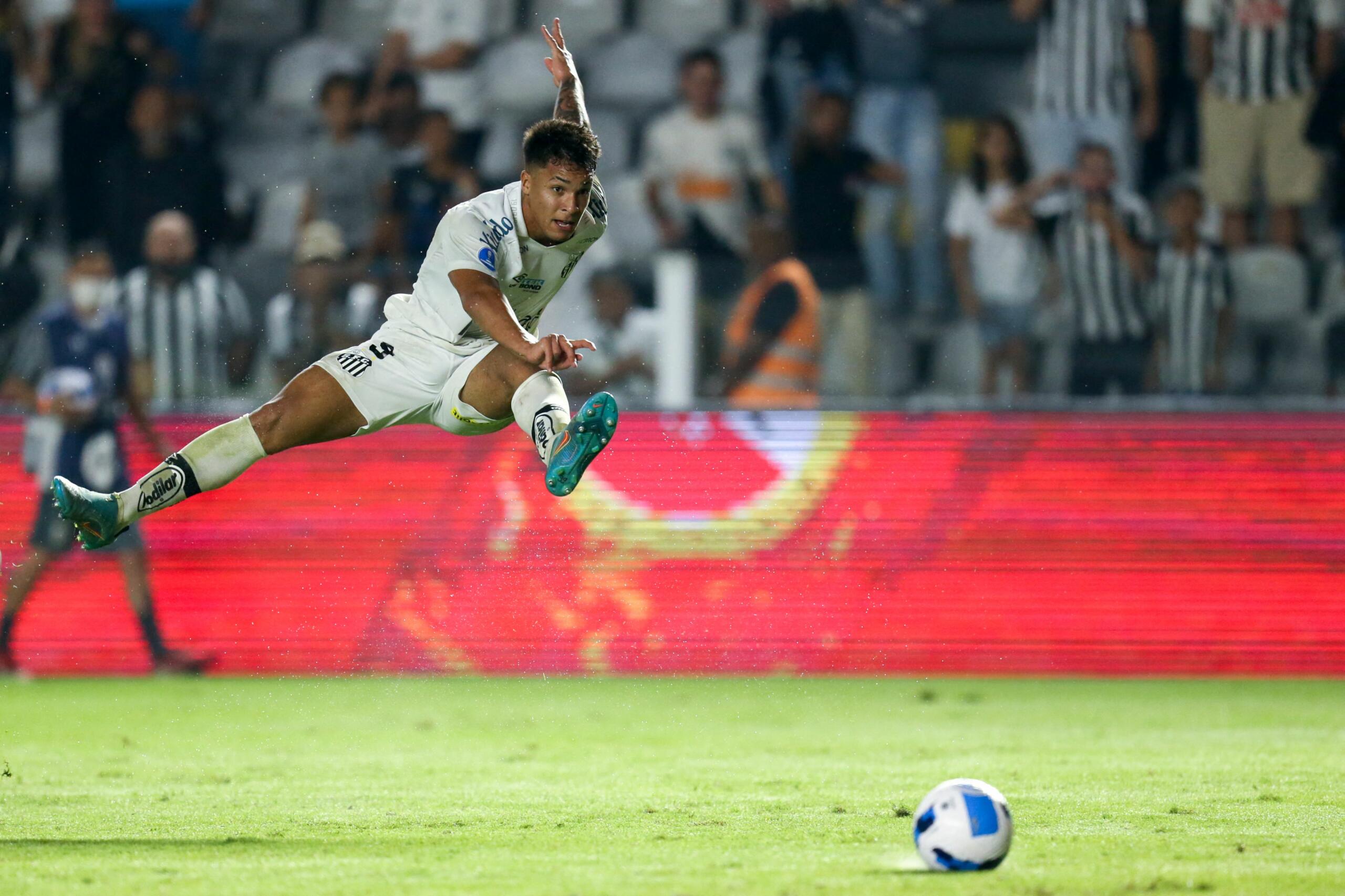 Santos general manager Gallo has backed Marcos Leonardo to leave in the next transfer window, after Roma failed to come an agreement over the summer.