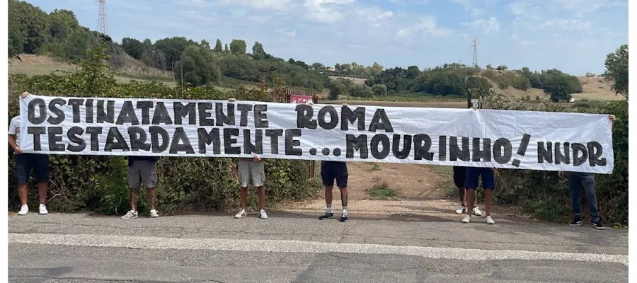 The Roma supporters haven’t lost their enthusiasm and faith in the team and especially José Mourinho despite a poor start.