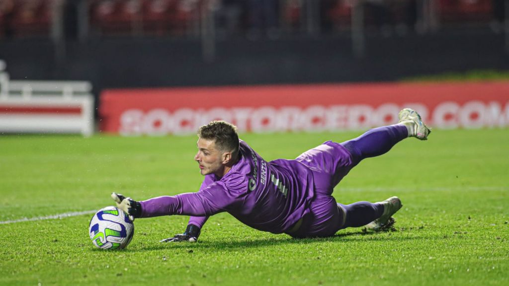 Inter went after Bento during their goalkeeping search last summer before giving up the chase because the talks had gotten too complicated.
